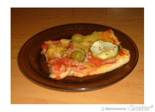 Domowa pizza z cukinią, serem, szynką, pomidorem i oliwkami ...