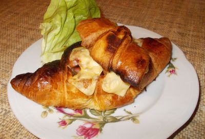 Croissanty nadziewane kiełbasą i serem