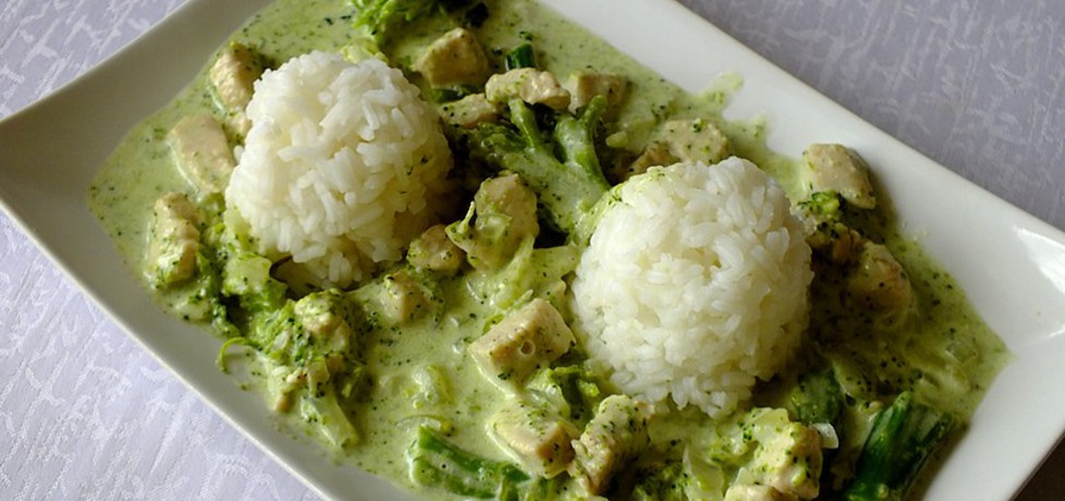 Kurczak w sosie brokułowym podany z ryżem (autor: mysiunia ...