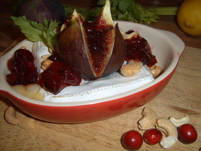 Camembert z żurawiną, nerkowacami i figą