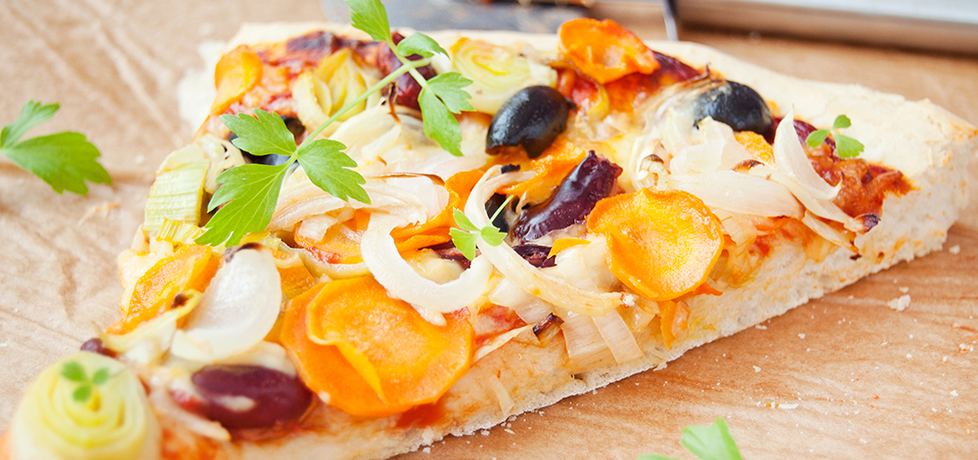 Pizza z porem, marchewką, oliwkami i fasolą (autor: agata