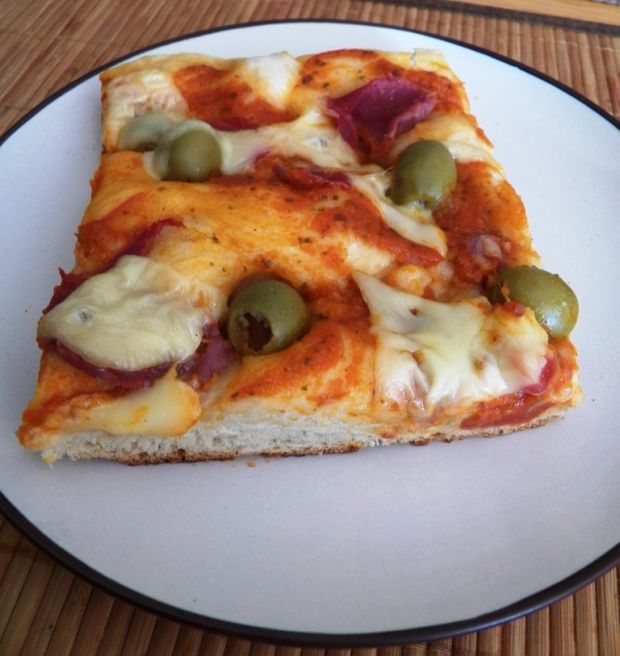Przepis  pizza z oliwkami szynką i serem przepis