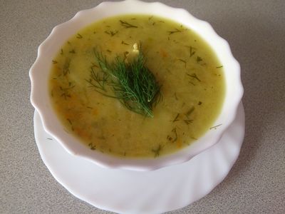 Zupa ogórkowa na wywarze warzywnym