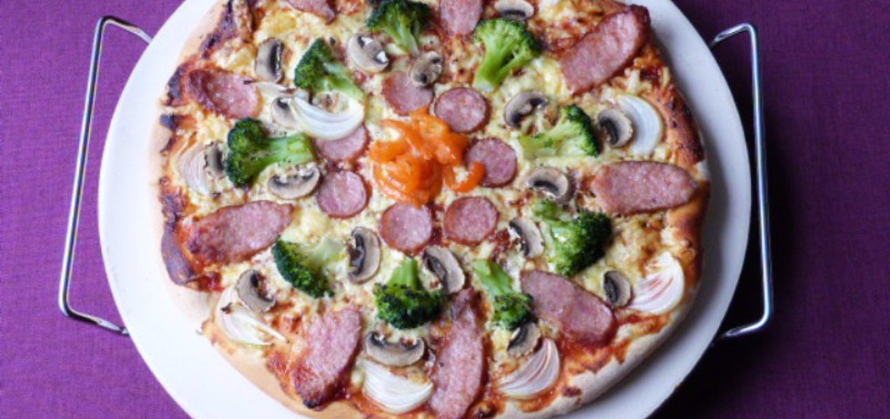 Pizza z kiełbasą i warzywami (autor: renatazet)