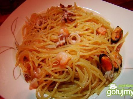 Przepis  spaghetti z owocami morza na masełku przepis