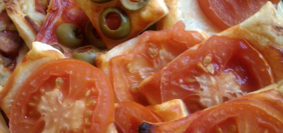 Przekąski na francuskim cieście z pomidorami lub oliwkami (autor ...