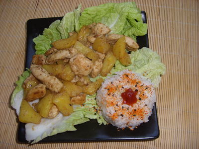 Kurczak z ananasem, ryżem na liściu kapusty pekińskiej ...
