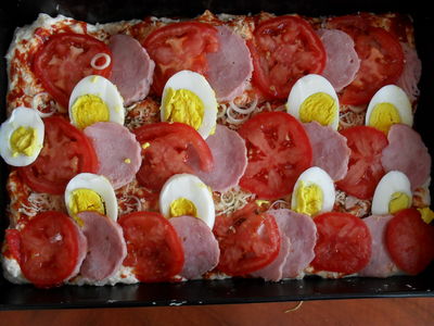 Wiejska pizza z kiełbasa, jajkiem i pomidorami