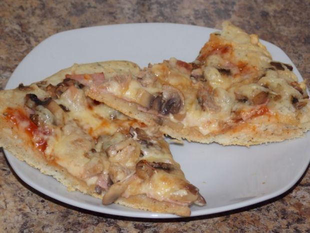 Przepis  pizza z tuńczykiem, szynką i pieczarkami przepis