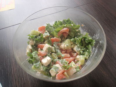 Wiosenna sałatka z sałatą i pomidorami