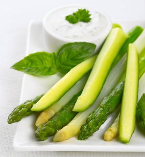 Szparagi z sosem czosnkowym  prosty przepis i składniki