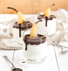 Deser z jogurtem naturalnym, czekoladą i gruszką
