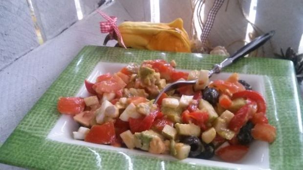 Przepis  sałatka z awokado, pomidora i jajka przepis