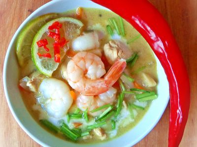 Tajska zupa tom kha z krewetkami, kurczakiem i warzywami ...