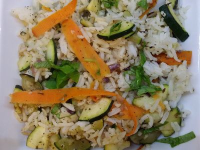 Ryż z warzywami jako dodatek do sałatki lub mięsa