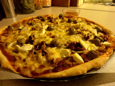 Pizza kurczakowa gyros z fetą i oliwkami