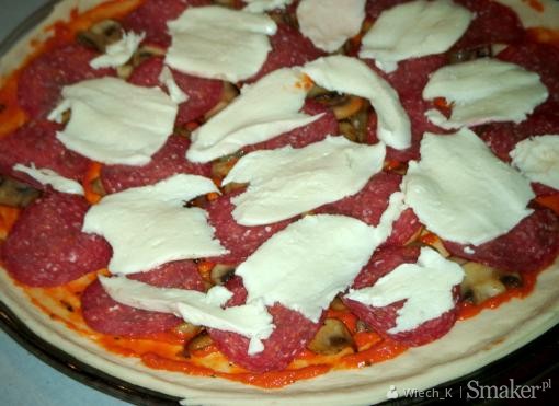 Pizza z pikantnym salami i pieczarkami
