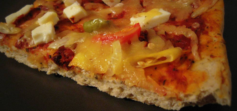Pizza z fetą, oliwkami i ostrą papryczką (autor: pyszota ...