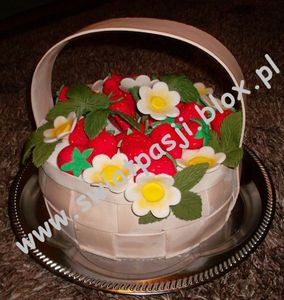 Tort urodzinowy kosz z truskawkami