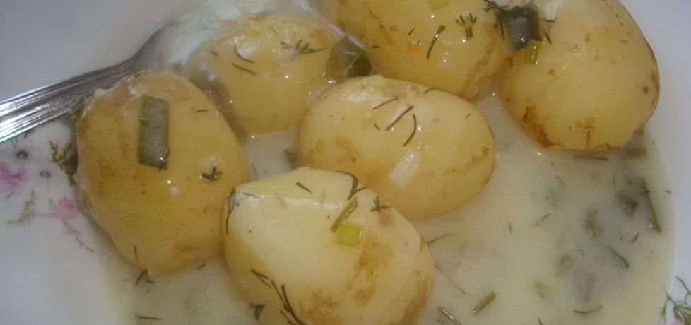 Młode ziemniaki z sosem z młodej cebuli, szczypiorku i kopru (autor ...
