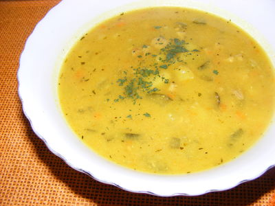Zupa gulaszowa z dynią i ogórkiem kiszonym