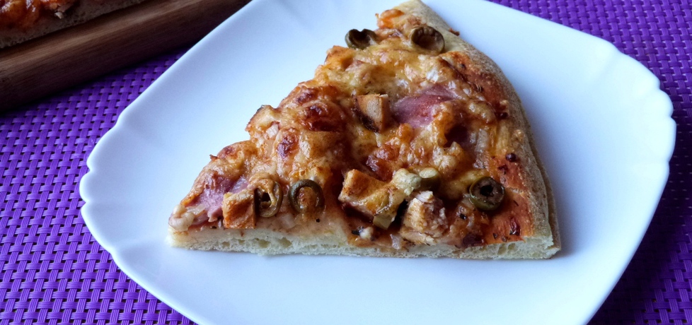 Pizza z baleronem i oliwkami (autor: renatazet)