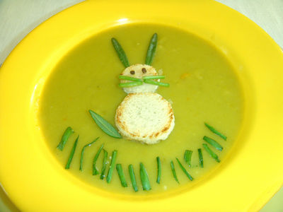 Zupa krem z zielonego groszku z zajączkiem.