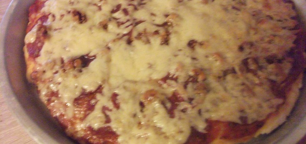 Prosta pizza z salami (autor: adelajda)