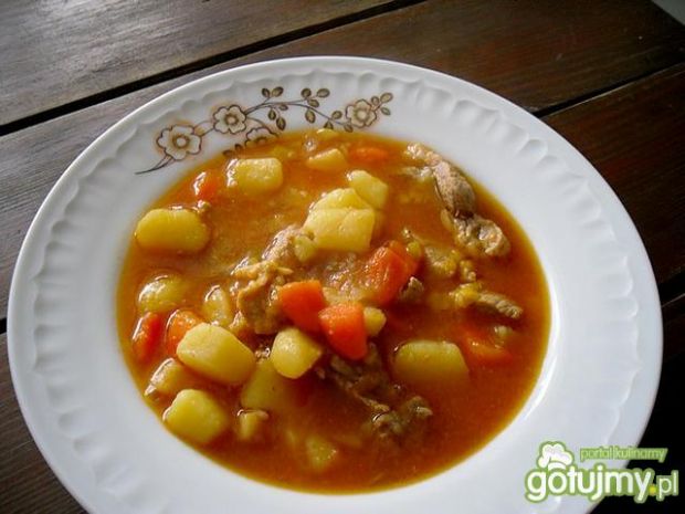 Zupa gulaszowa z warzywami (mięsne)