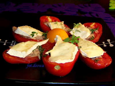 Nadziewane pomidorki z tuńczykiem i serem brie