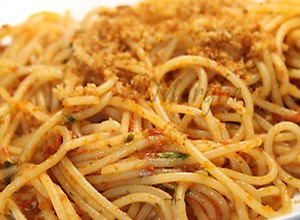 Spaghetti z suszonymi pomidorami i .. bułką tartą