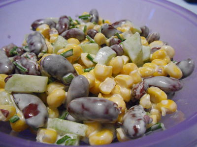Szybka sałatka z ogórka, kukurydzy i fasoli
