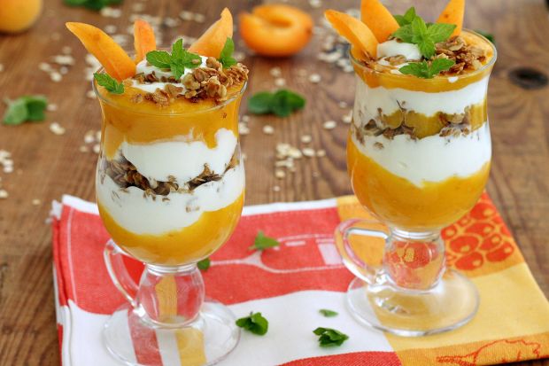 Przepis  słoneczny deser z morelami i mango przepis