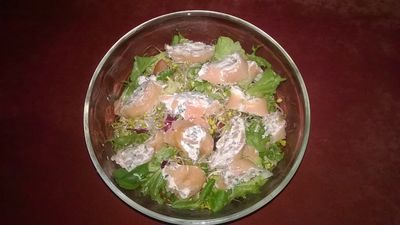 Wiosenna sałatka z roladkami z wędzonego łososia