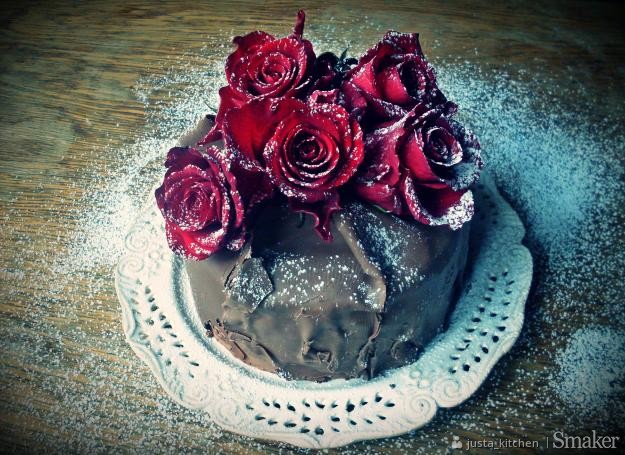 Czekoladowo-czekoladowy tort z wiśniami