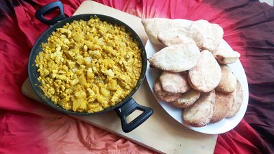 Curry z kurczaka z ananasem z chlebkami naan