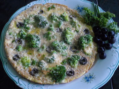 Omlet z brokułami i oliwkami