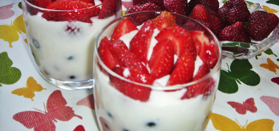Galaretka jogurtowa z truskawkami i borówkami (deser bez cukru ...