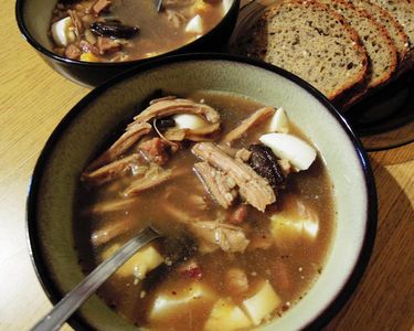 Zupa grzybowa z kaszą na żeberkach i kiełbasie