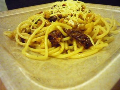 Spaghetti z suszonymi pomidorami i prażonymi orzechami włoskimi ...