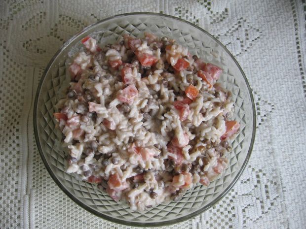 Przepis  sałatka z ryżem, łososiem i soczewicą przepis