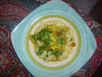 Curry z kalafiorem, kurczakiem i pomidorami