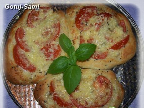 Przepis  pizza trojaczki z cebulą i pomidorami przepis