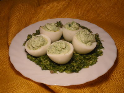 Jajka nadziewane serkiem ricotta i pesto z jarmużu na zielonej łączce