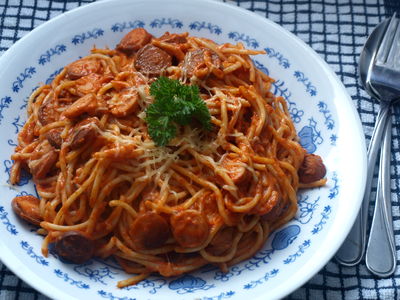 Spaghetti z parówkami w sosie pomidorowo