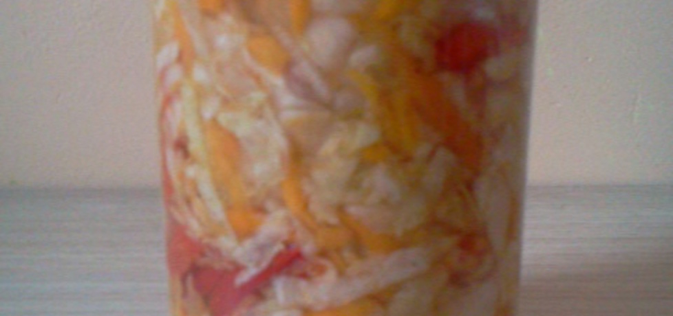 Sałatka z kapusty białej, papryki i marchewki