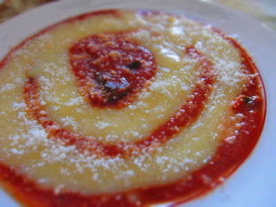 Włoska polenta z mięsem mielonym i sosem ...