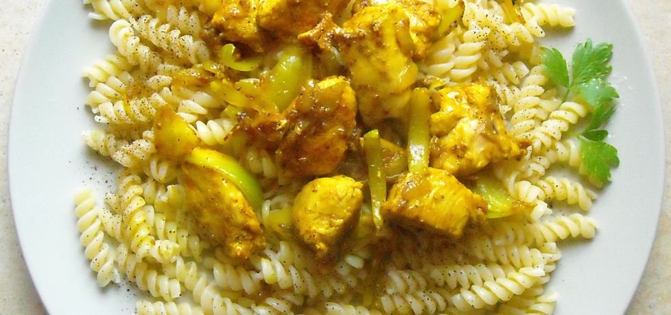 Pikantna pierś z kurczaka w curry z makaronem. (autor: brigitte ...