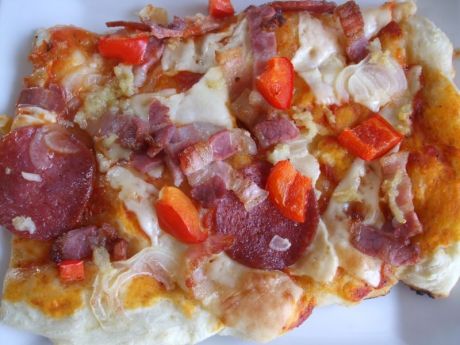 Przepis  pizza z boczkiem i salami przepis