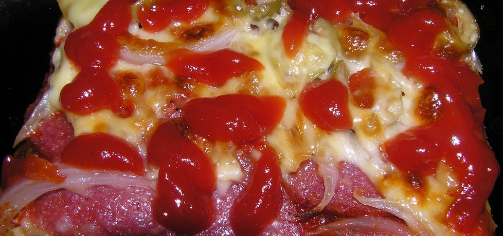 Pizza z salami i serową bombą (autor: bernadettap ...